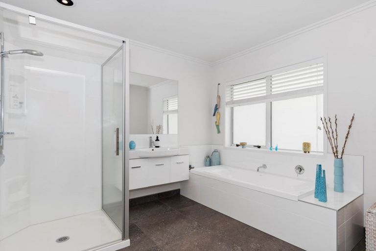 Photo of property in 6 Royal Ascot Drive, Papamoa Beach, Te Puke, 3187