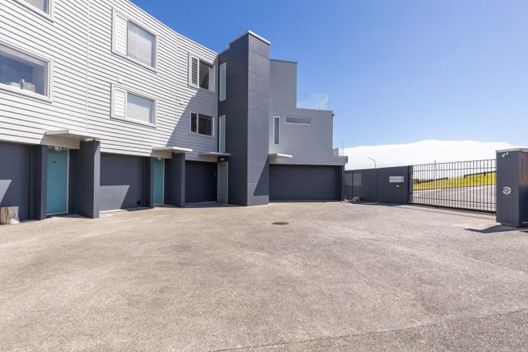 Photo of property in Weekeston Apartments, 2a Nobs Line, Strandon, New Plymouth, 4312
