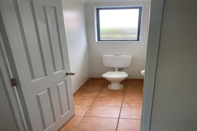 Photo of property in 10 Waldos Way, Mangere, Auckland, 2022