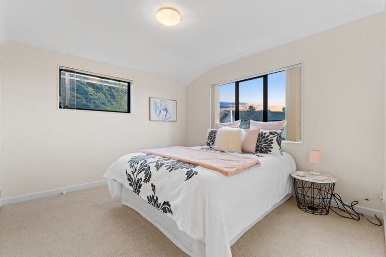 Photo of property in 64 San Valentino Drive, Henderson, Auckland, 0612