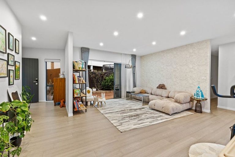 Photo of property in 26a Bernleigh Terrace, West Harbour, Auckland, 0618