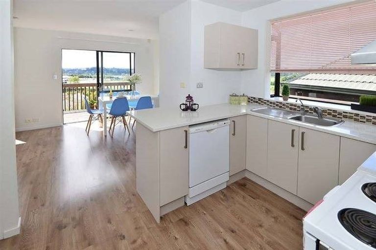 Photo of property in 1/21 Jumento Place, Unsworth Heights, Auckland, 0632
