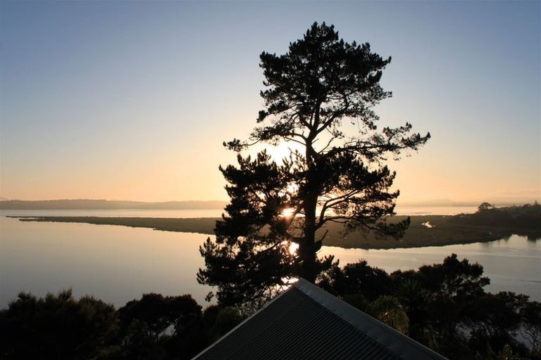 Photo of property in 215 West Harbour Drive, West Harbour, Auckland, 0618