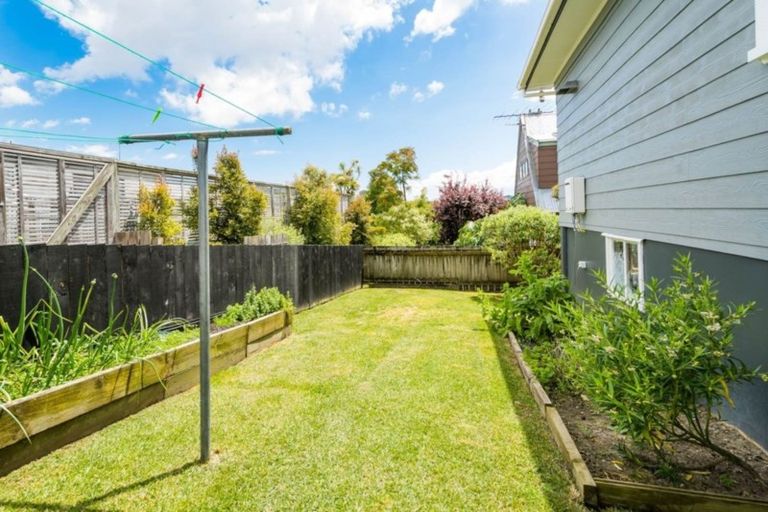 Photo of property in 1/51 Browns Bay Road, Browns Bay, Auckland, 0630
