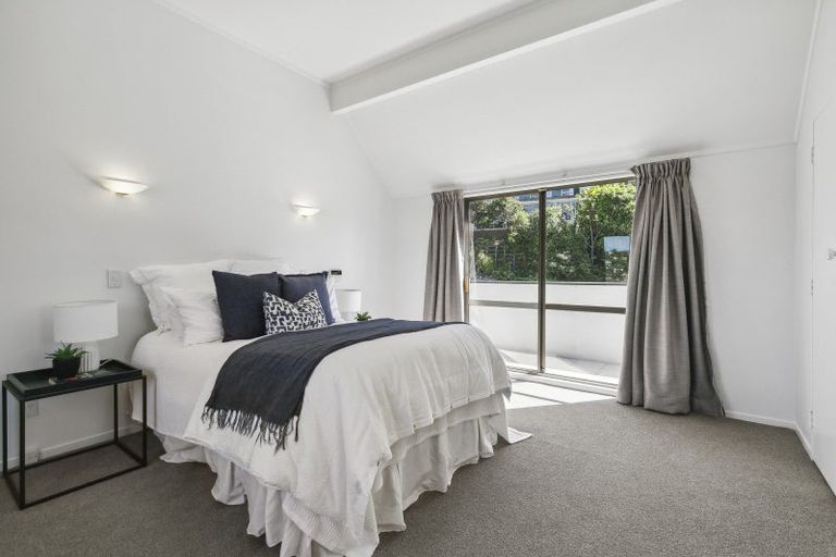 Photo of property in 15 Amapur Drive, Khandallah, Wellington, 6035