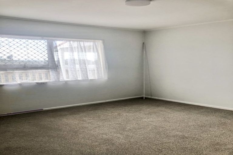 Photo of property in 18 Halldene Terrace, Red Beach, 0932