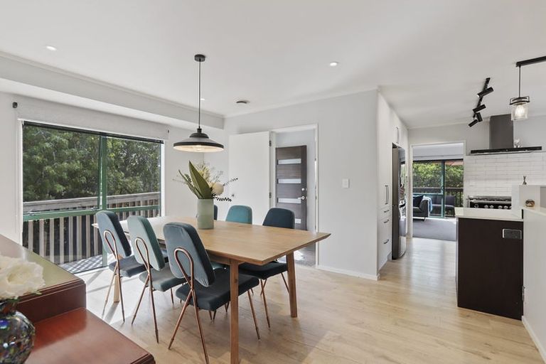 Photo of property in 13a Avonleigh Road, Green Bay, Auckland, 0604