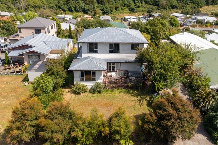 Photo of property in 147 Waikawa Road, Picton, 7220