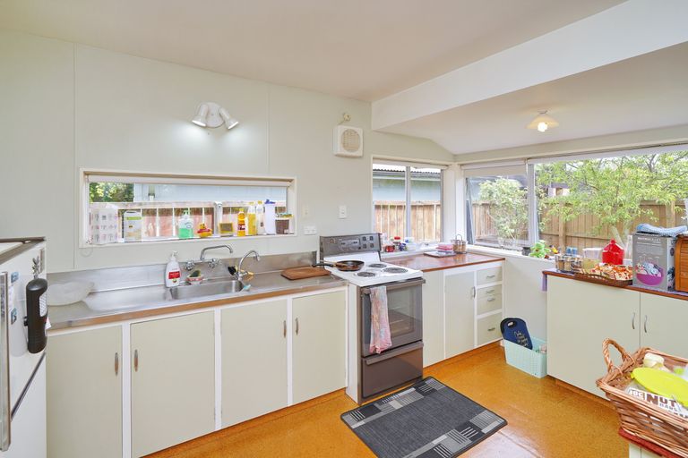 Photo of property in 2/23 Crofton Road, Harewood, Christchurch, 8051