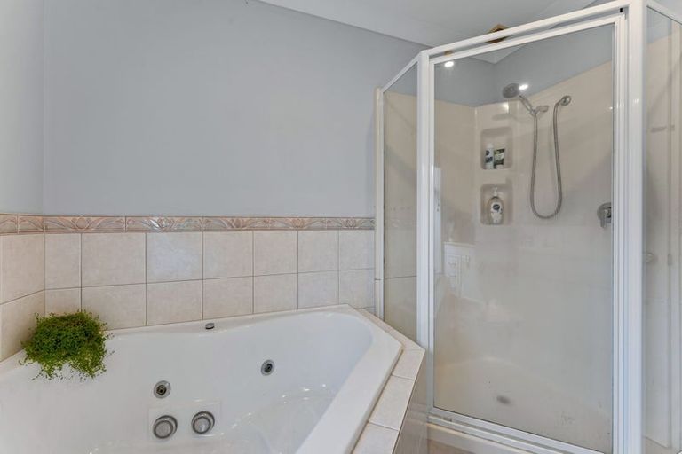 Photo of property in 12 Stonedge Lane, Rosedale, Auckland, 0632