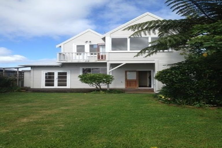 Photo of property in 172 Nevay Road, Karaka Bays, Wellington, 6022