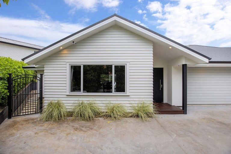 Photo of property in 1 Waimarama Court, Roslyn, Palmerston North, 4414