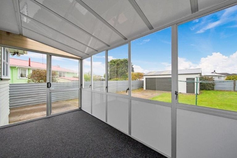 Photo of property in 8 Bone Crescent, Hawera, 4610