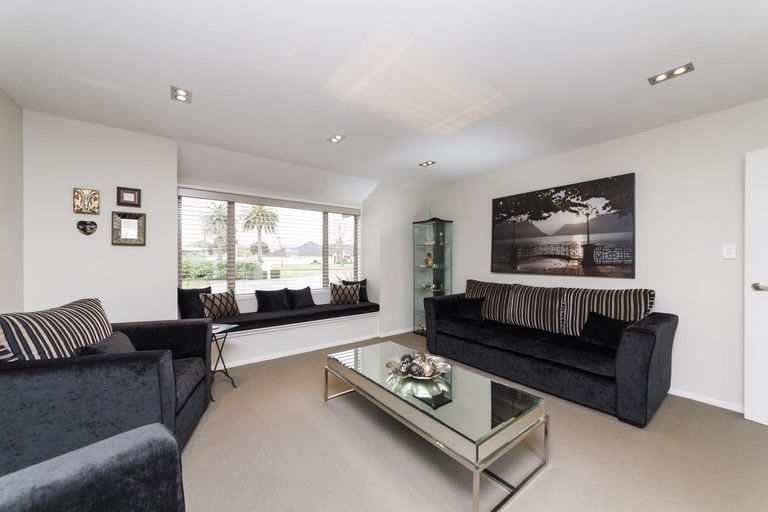 Photo of property in 2 Grand Oaks Drive, Awapuni, Palmerston North, 4412