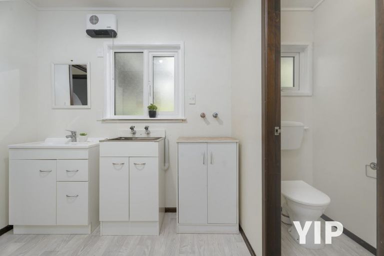 Photo of property in 2/15 Bloomsbury Grove, Newlands, Wellington, 6037