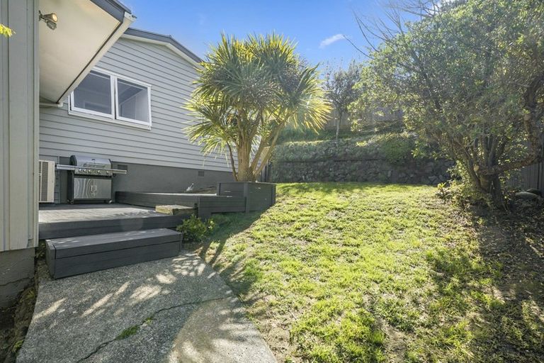 Photo of property in 9 Salford Street, Newlands, Wellington, 6037