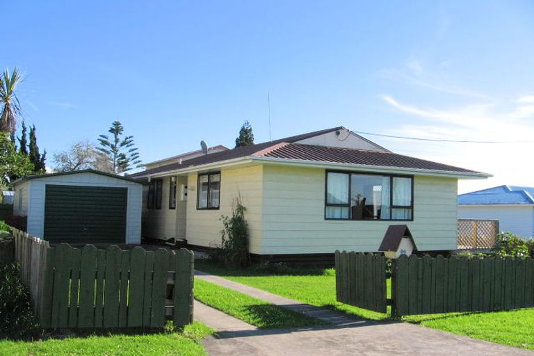 Photo of property in 1/96 Flanshaw Road, Te Atatu South, Auckland, 0610