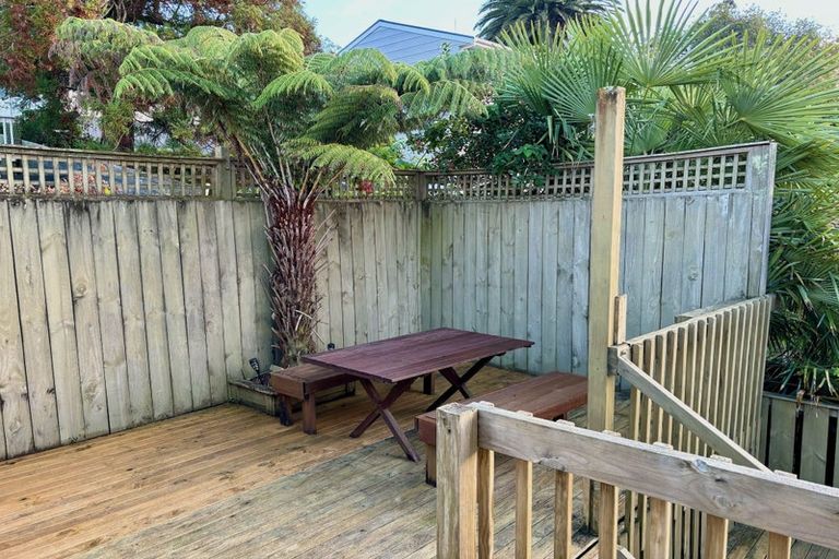 Photo of property in 2/11 Sunhaven Avenue, Glenfield, Auckland, 0629