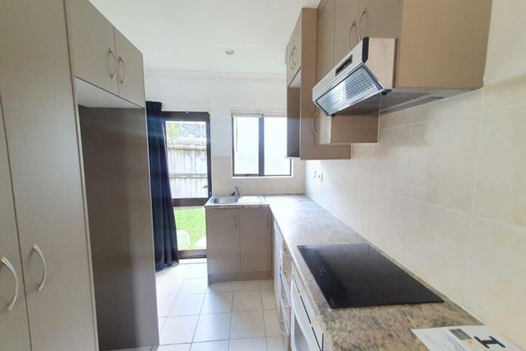 Photo of property in 33 Claverdon Drive, Massey, Auckland, 0614