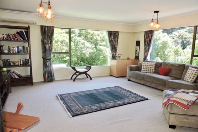 Photo of property in 86 Larsen Crescent, Tawa, Wellington, 5028