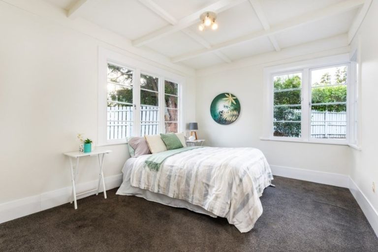 Photo of property in 1 Luckens Road, West Harbour, Auckland, 0618