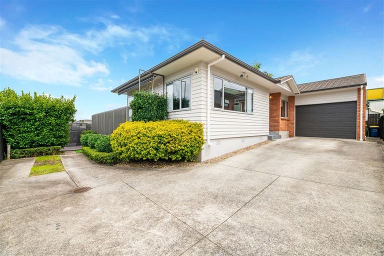 Photo of property in 13a Jenelin Road, Glendene, Auckland, 0602