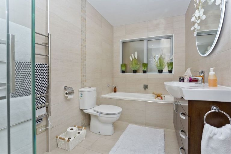 Photo of property in 52a Matipo Road, Mairangi Bay, Auckland, 0630