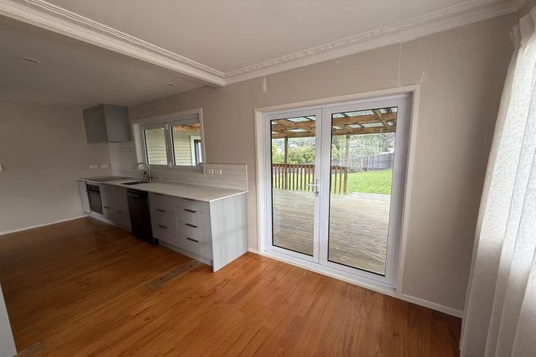 Photo of property in 69 La Rosa Street, Green Bay, Auckland, 0604