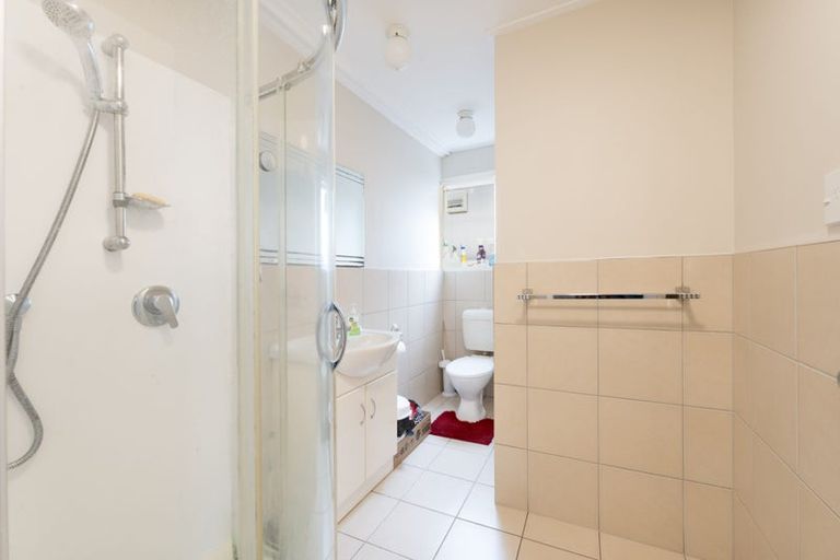 Photo of property in 8 Fowey Avenue, Te Atatu South, Auckland, 0610