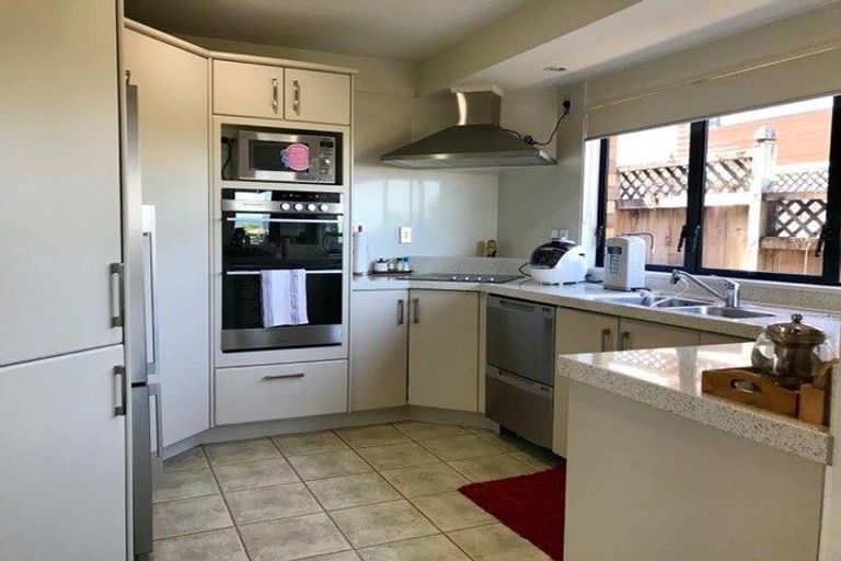 Photo of property in 1/11 Seaview Road, Castor Bay, Auckland, 0620