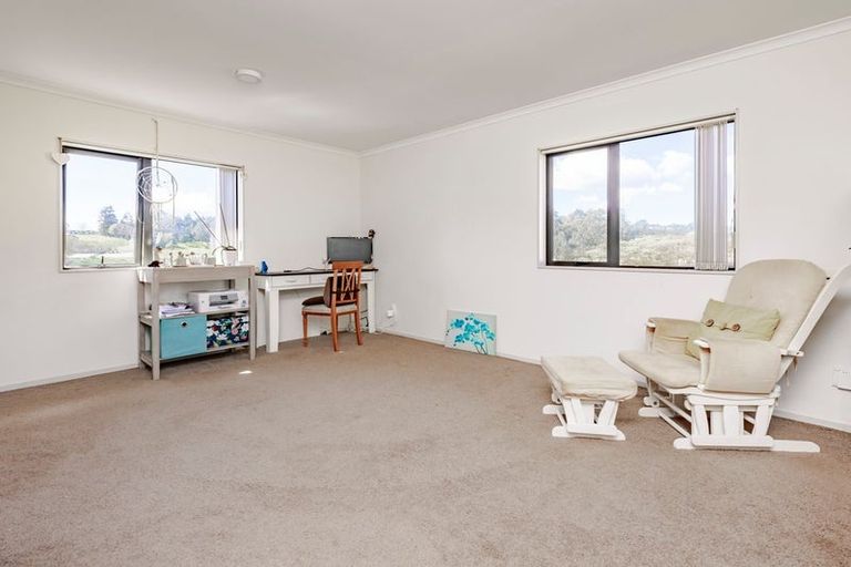 Photo of property in 121 Keri Vista Rise, Papakura, 2110