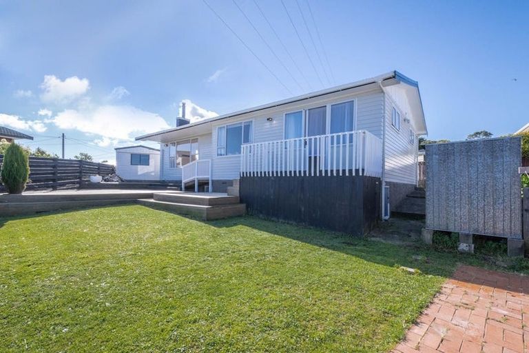 Photo of property in 27 Brooker Grove, Newlands, Wellington, 6037