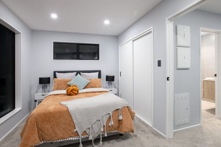 Photo of property in 1 Tacitus Place, Totara Vale, Auckland, 0629