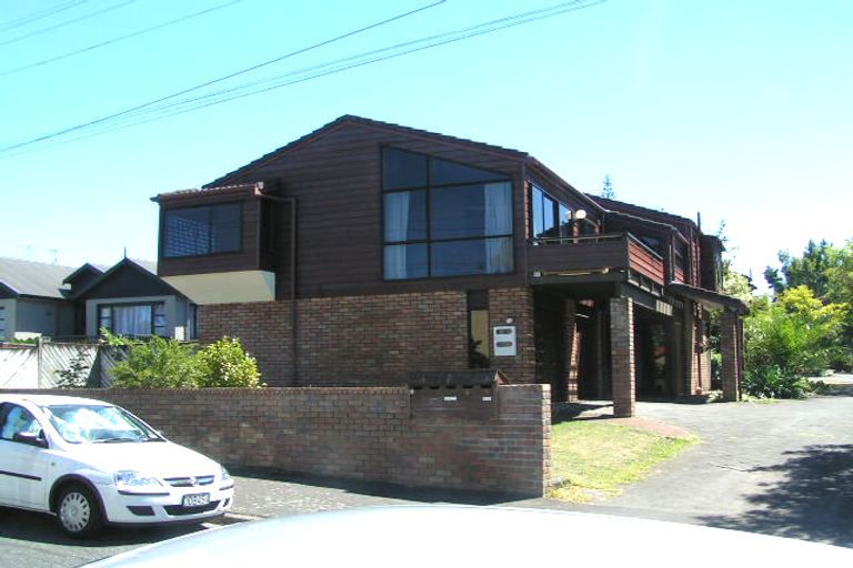 Photo of property in 2/11 Faulkner Road, Northcote Point, Auckland, 0627