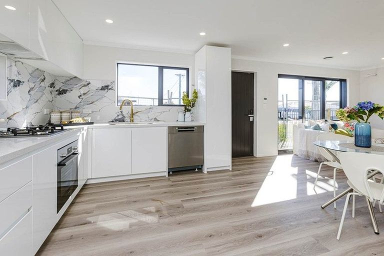 Photo of property in 4/100 Seymour Road, Sunnyvale, Auckland, 0612