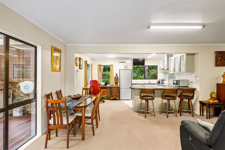 Photo of property in 560 Scenic Drive, Waiatarua, Auckland, 0612