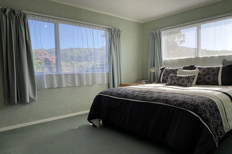 Photo of property in 3a Roberts Street, Tawa, Wellington, 5028