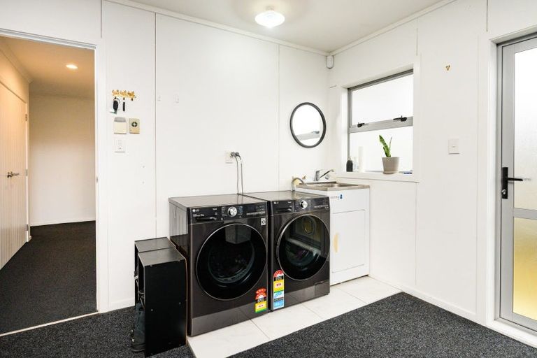 Photo of property in 17 Lorenzo Place, Kelvin Grove, Palmerston North, 4414