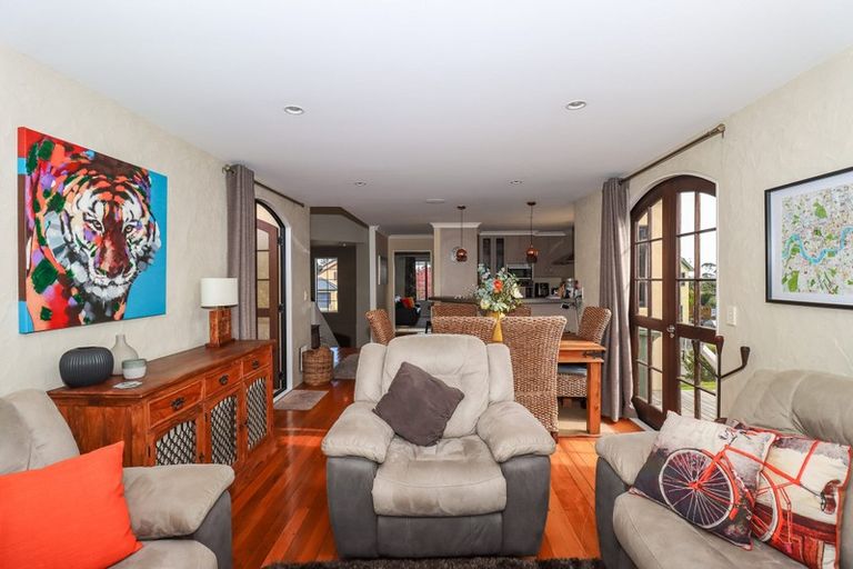 Photo of property in 16 La Lena Grove, Fitzherbert, Palmerston North, 4410