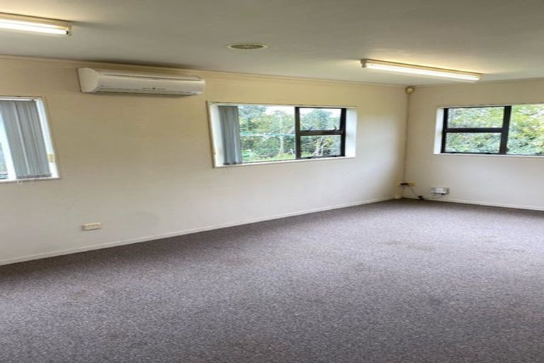 Photo of property in 4 Heversham Place, Glendene, Auckland, 0602