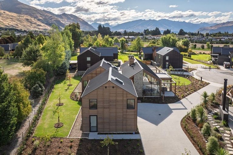 Photo of property in 16 Mccaw Mews, Wanaka, 9305