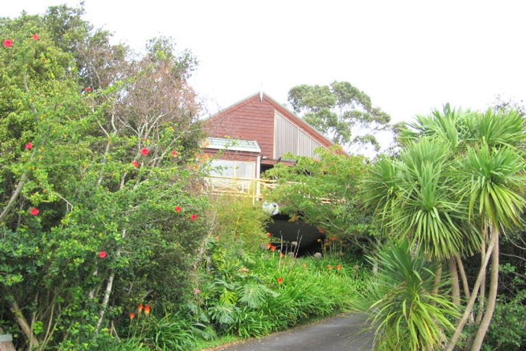 Photo of property in 29 Pohutukawa Avenue, Red Beach, 0932