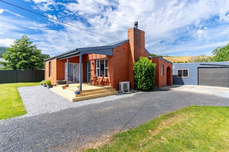 Photo of property in 6 North Foreland Street, Waihola, Milton, 9073