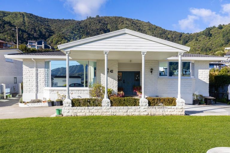 Photo of property in 40-42 Waikawa Road, Picton, 7220