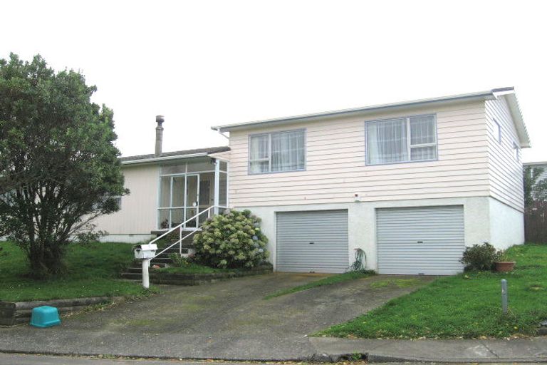 Photo of property in 5 Cheyne Walk, Newlands, Wellington, 6037