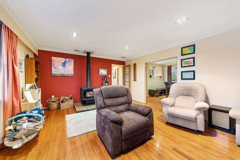 Photo of property in 15 Lane Crescent, Tawa, Wellington, 5028
