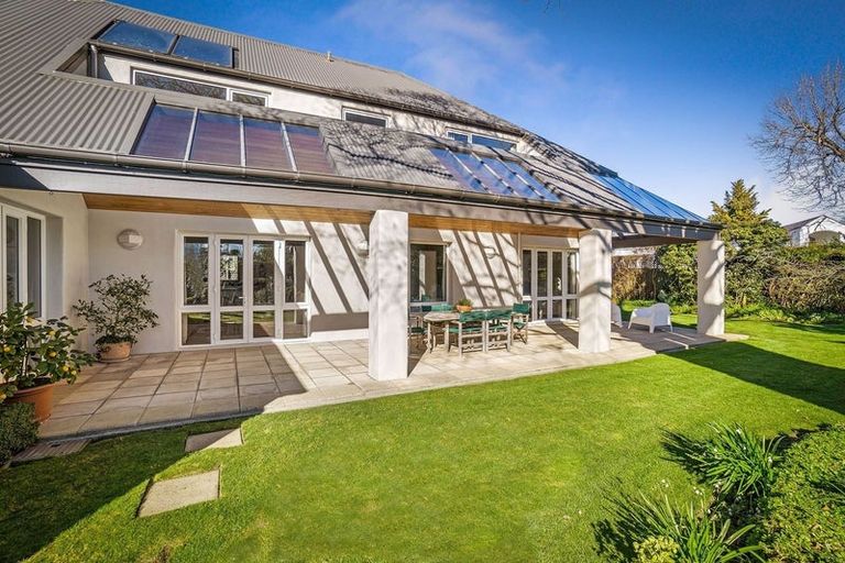 Photo of property in 19 Garreg Road, Fendalton, Christchurch, 8052