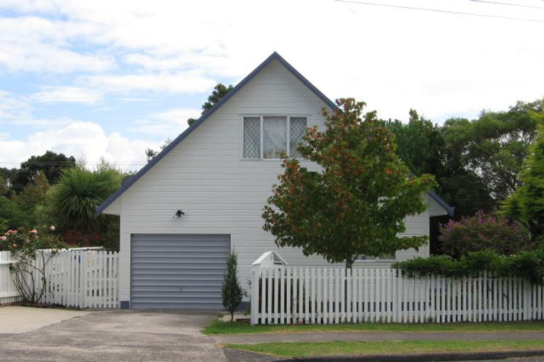 Photo of property in 1 Avonleigh Road, Green Bay, Auckland, 0604