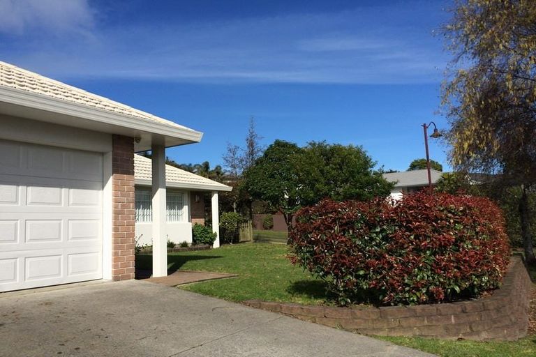 Photo of property in 30 Ponderosa Drive, Oteha, Auckland, 0632