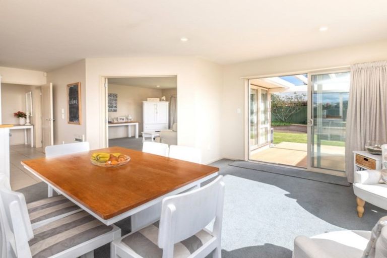 Photo of property in 10 Harrys Way, Redwood, Christchurch, 8051